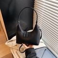 Bolso hobo negro de cuero con grano de lichi y correa de hombro ajustable - Negro