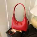 Bolso de hombro minimalista en cuero rojo de grano lichi con asa ancha y cremallera - Rojo