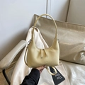 Bolso hobo minimalista amarillo crema en cuero granulado con asa superior y relieve - Amarillo