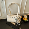 Elegante borsa sottobraccio beige con occhielli argentati e ciondolo a fiocco metallico - Bianco con ciondolo