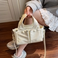 Borsa a tracolla minimalista in pelle bianco crema con doppie tasche anteriori e manico - Bianco