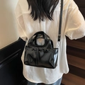 Borsa a tracolla minimalista in pelle verniciata nera con tasche a fibbia e tracolla lunga - Nero