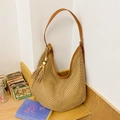 Sac hobo en paille tressée kaki avec bandoulière en cuir brun et pompon à franges - Kaki