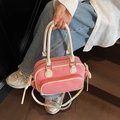 Borsa a mano Boston rosa e bianca in finta pelle con ciondolo a fiocco e tracolla rimovibile - Rosa e Bianco