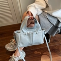 Borsa a mano azzurra in ecopelle con tasche frontali e tracolla regolabile - Blu