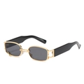 Lunettes de soleil rétro avec monture en métal doré et branches noires sur blanc - Monture Dorée Verres Gris