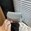 Piccola borsa a tracolla blu menta chic in pregiata pelle martellata con patta tonda - Blu