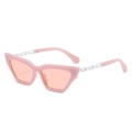 Lunettes de soleil œil de chat roses avec branches à maillons de chaîne blancs stylés - Monture Rose / Verres Roses