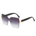 Oversize randlose Sonnenbrille mit lila Verlaufsgläsern und goldenen Nietendetails - Auf Lager / Regulär (Inkl. 13 % MwSt.) Goldrahmen mit grauen Verlaufsgläsern