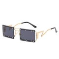 Lunettes de soleil rectangulaires avec branches zigzag dorées et rivets métal - Monture Dorée Verres Gris