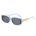 Lunettes de soleil rectangulaires bleu clair avec branches en chaîne dorée et verres gris - Monture Bleu Gelée Verres Gris