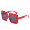 Übergroße quadratische Sonnenbrille mit leuchtend rotem Rahmen und dunklen Gläsern - Roter Rahmen Graue Gläser