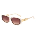 Lunettes de soleil carrées blanc crème avec branches chaîne dorée et verres marrons - Monture Blanc Cassé Verres Dégradés Thé