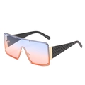 Occhiali da sole squadrati oversize con lenti sfumate blu-arancio e aste nere a trama - Montatura Nera / Lente Blu-Rosa