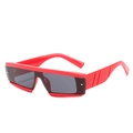 Moderne Y2K smalle rode rechthoekige zonnebril met donkere glazen en gestreepte pootjes - Rood Frame Grijze Lenzen
