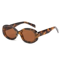 Occhiali da sole ovali vintage con montatura tartarugata e lenti marroni, vista a 3/4 - Montatura Leopardata Lente Marrone