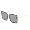 Lunettes de soleil rectangulaires rétro avec monture blanc cassé et rivets dorés, vue à 45° - Monture Blanc Cassé Verres Gris