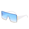 Große quadratische Sonnenbrille mit blauem Farbverlauf und weißen Rautenmuster-Bügeln - WeiBer Rahmen Blaue Linse