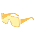 Gelbe Übergroße Quadratische Sonnenbrille mit Waffelmuster-Bügeln und Metall-Nieten - Gelber Rahmen Gelbe Gläser