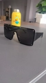 Oversize-Sonnenbrille in Schwarz mit quadratischem Rahmen, Silbernieten und Steppmuster - Schwarzer Rahmen Graue Gläser