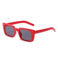 Lunettes de soleil carrées rouge vif avec rivets argentés et verres gris foncé - Monture Rouge Verres Gris