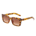 Lunettes de soleil carrées rétro écaille avec verres dégradés marron et rivets en métal - Monture léopard avec verres dégradés thé