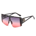 Lunettes de soleil noires surdimensionnées avec verres dégradés violet-rose et détails dorés - Monture Noire Verres Gris Rose