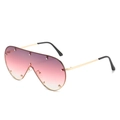 Flache Shield-Sonnenbrille mit pinkfarbenem Farbverlauf und Nietendekor - Einheitsgröße / Goldrahmen Grau-Rosa Gläser