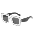 Lunettes de soleil carrées avec monture zébrée, branches noires et verres gris foncé - Monture Zébrée Blanche Branches Noires (Verres Gris)