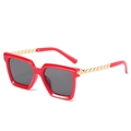 Lunettes de soleil carrées rouges avec branches métalliques dorées texturées - Monture Rouge Verres Gris