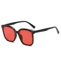 Quadratische schwarze Sonnenbrille mit roten Gläsern und silbernen Nietendetails - Schwarzer Rahmen Rote Gläser