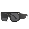 Übergroße Flat-Top-Sonnenbrille mit schwarzem Rahmen und goldenen Nieten für modernen Look - Schwarzer Rahmen Graue Gläser