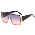 Übergroße Sonnenbrille mit lila Farbverlauf, schwarzen Struktur-Bügeln und Gold-Akzenten - Goldener Rahmen Verlauf Grau-Rosa