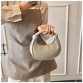 Schicke cremeweiße halbmondförmige Handtasche mit Falten, Perlen und Rundgriff - Silber
