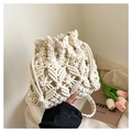 Detail der handgewebten Häkeltasche mit Blumenmuster, Kordelzug und Holzperlen-Verschluss - Gebrochenes Weiß