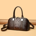 Dunkelbraune Handtasche mit Krokodilprägung, Muschelform und silbernen Beschlägen - Braun