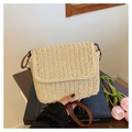 Borsa a tracolla beige tessuta a mano con cinturino in pelle marrone scuro e patta rettangolare - Bianco Sporco