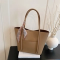 Tragetasche aus Leder mit Litschimuster in Khaki mit dekorativem Seidenschal für Damen - Khaki