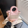 Schicke pink-beige gewebte Muschel-Handtasche mit runden Griffen und einem Schultergurt - Rosa