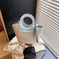 Mini-Muschel-Tasche aus hellblauem Leder und beigem Stoff mit rundem Griffdesign - Blau