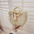 Handgefertigte beige Strohtasche mit Spitzenschleife und Blumen für den Sommerurlaub - Gebrochenes Weiß
