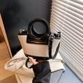 Beige gewebte Tasche mit schwarzem Leder, rundem Griff und verstellbarem Riemen - Schwarz