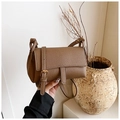 Vue détaillée du sac bandoulière en cuir marron grainé avec boucle en métal doré chic - Kaki foncé