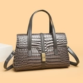 Borsa grigia in pelle goffrata coccodrillo con chiusura girevole dorata e tracolla - grigio scuro