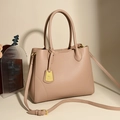 Borsa a mano in pelle rosa cipria con grana litchi, logo dorato e tracolla - Biscotto