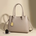 Borsa tote in pelle martellata color taupe con logo dorato e tracolla regolabile - Albicocca