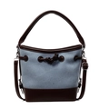 Bolso cubo de lona azul claro con ribete de cuero marrón y detalle de cordón - Azul Claro y Marrón