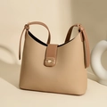 Minimalistische beige Beuteltasche mit Lychee-Maserung und goldener Schließe - Biskuite