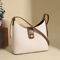 Minimalistische große Bucket-Bag in Cremeweiß mit verstellbarem braunem Schultergurt - Gebrochenes Weiß