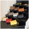 Sac à bandoulière minimaliste en plusieurs couleurs avec surpiqûres contrastées et cuir PU souple - Marron